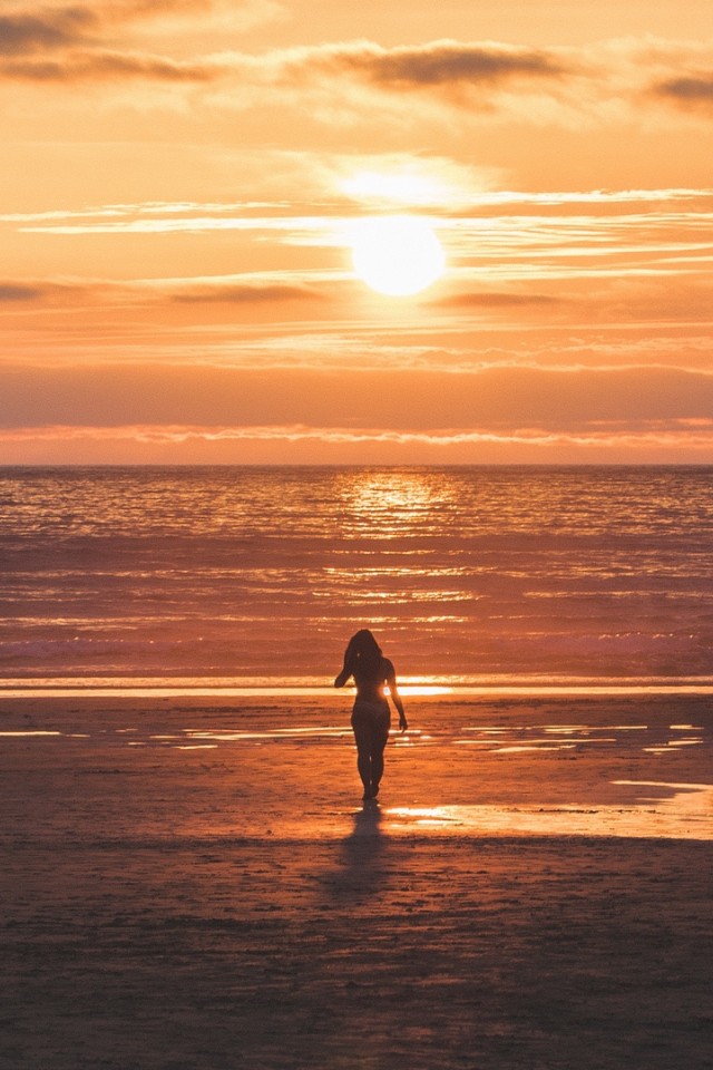 Girl walking at the beach HD Wallpaper iPhone 4 / 4S / iPod - HD Wallpaper  