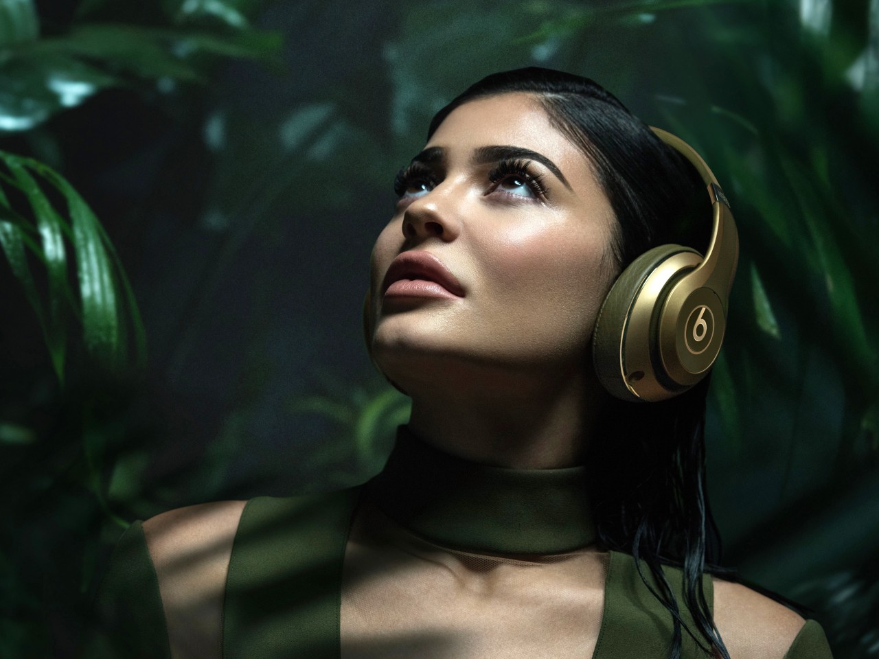 Kylie Jenner Wearing Beats Headphones Wallpaper Hd Wallpaper for Desktop  and Mobiles 1280x960 - HD Wallpaper 