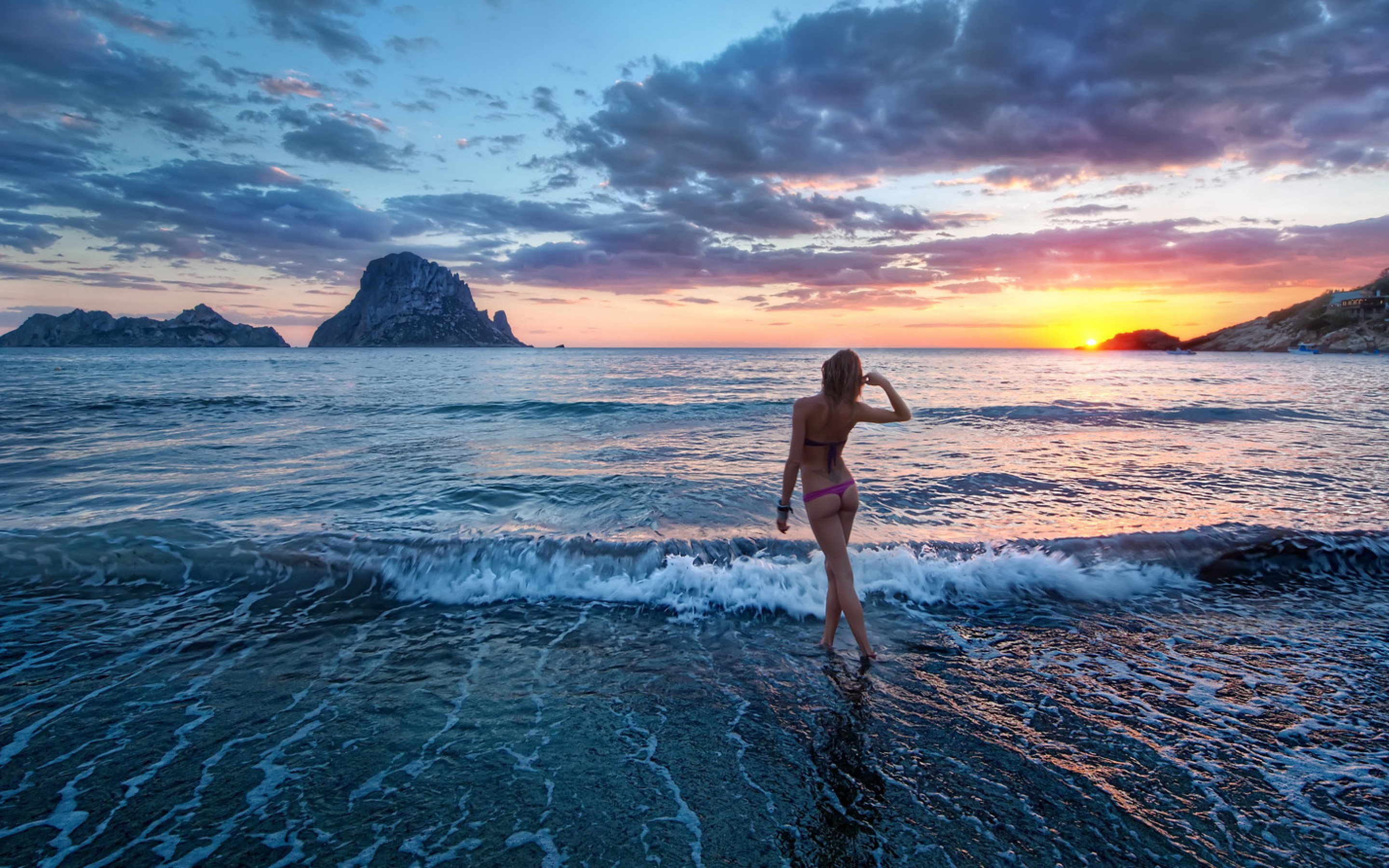 Эротика девушки с крупной грудью на каменистом пляже   15 фото эротики