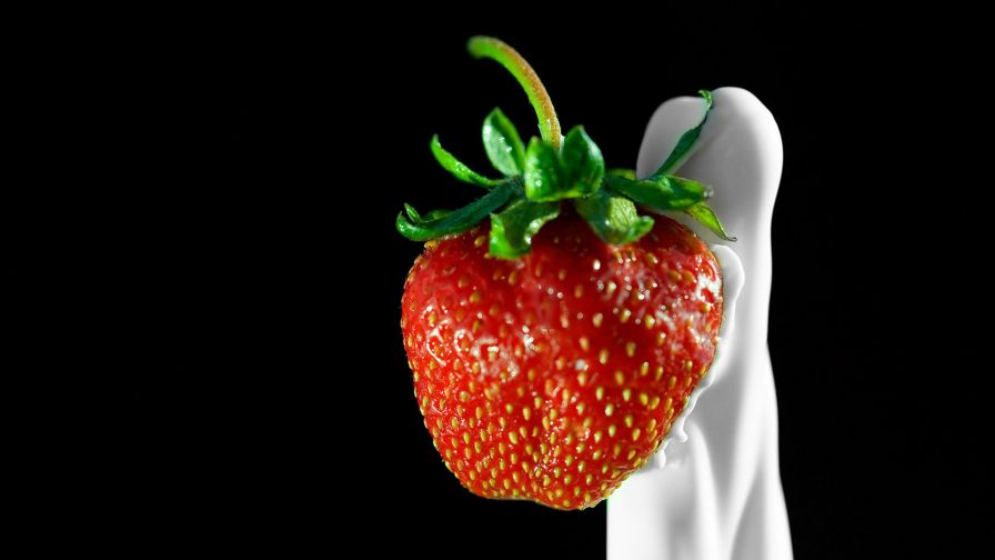 Beautiful strawberry splash HD Wallpaper