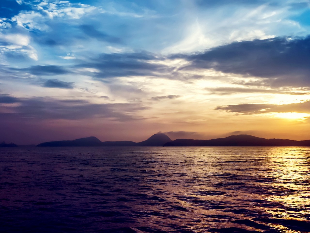Beautiful sunset at the sea HD Wallpaper