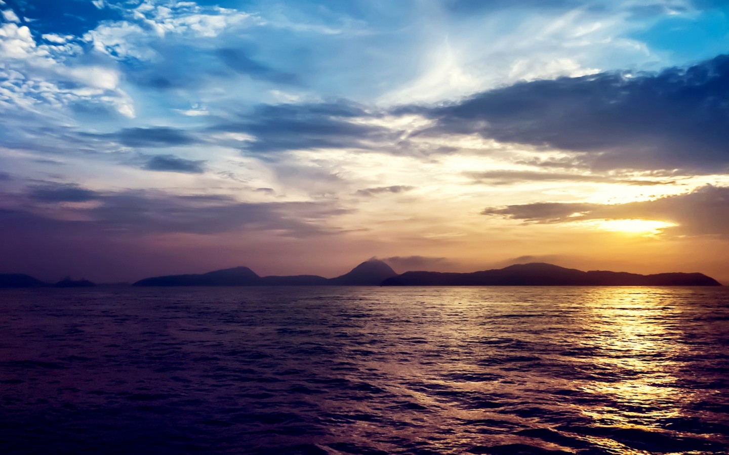 Beautiful sunset at the sea HD Wallpaper