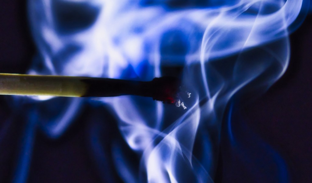 Closeup of cigarette burning HD Wallpaper
