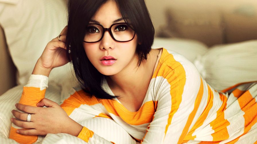 Cute Girl With Glasses HD Wallpaper 