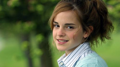 Emma Watson smiling HD Wallpaper