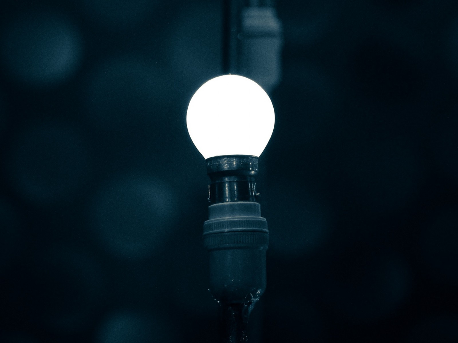 Light bulb at the dark HD Wallpaper
