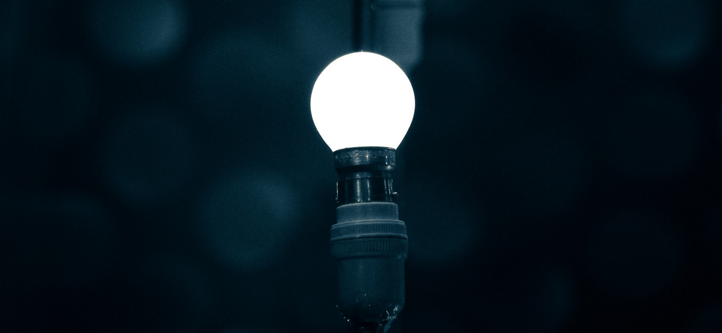 Light bulb at the dark HD Wallpaper