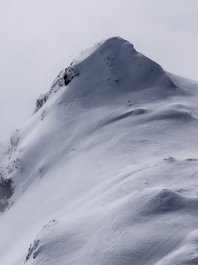 Mountain peak full of snow HD Wallpaper