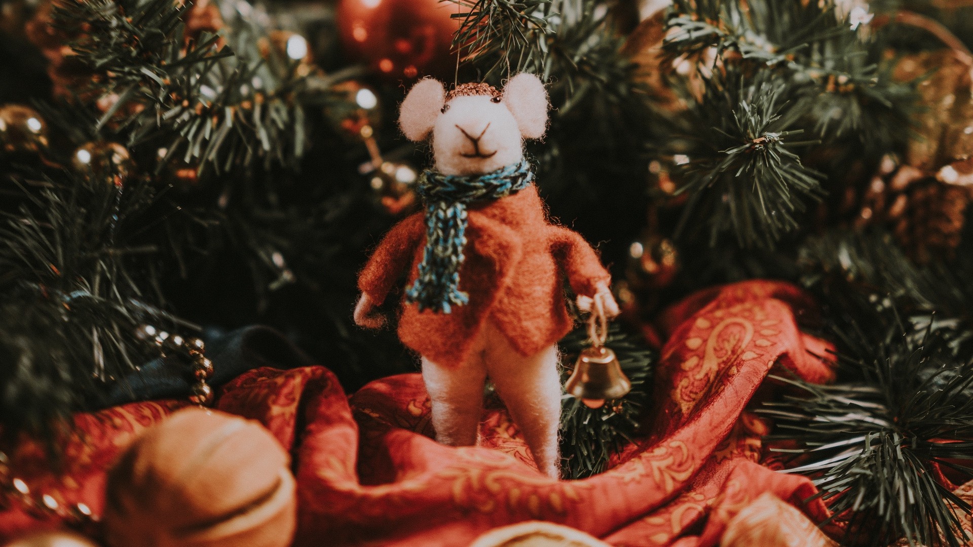 Mouse at Christmas mood HD Wallpaper