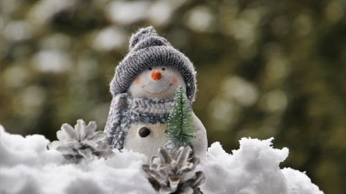Snowman figurine on the snow HD Wallpaper