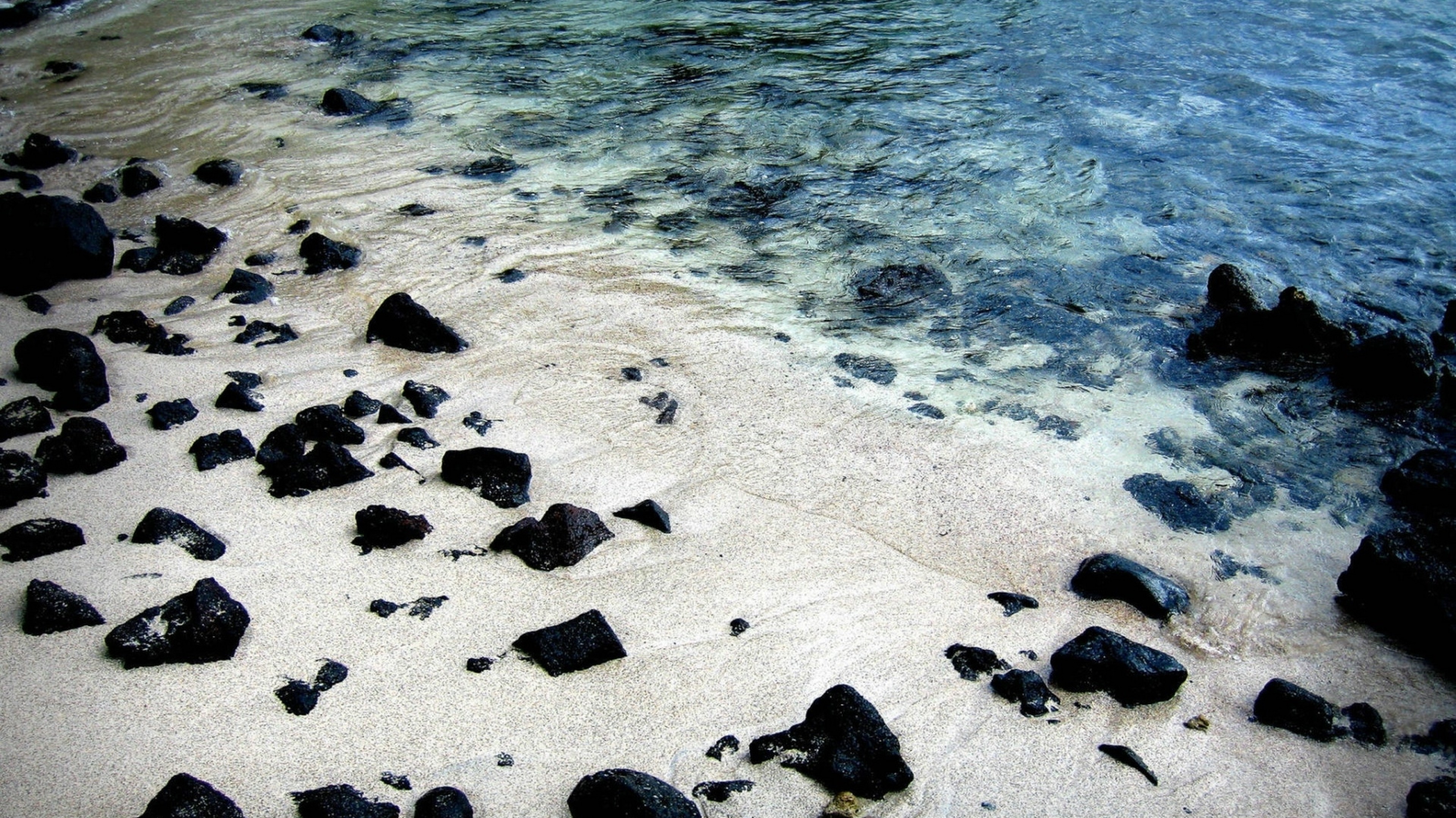 Черный камень черной воде. Пляж черные камни. Камни черного моря. Каменный пляж. Черная галька на песке.