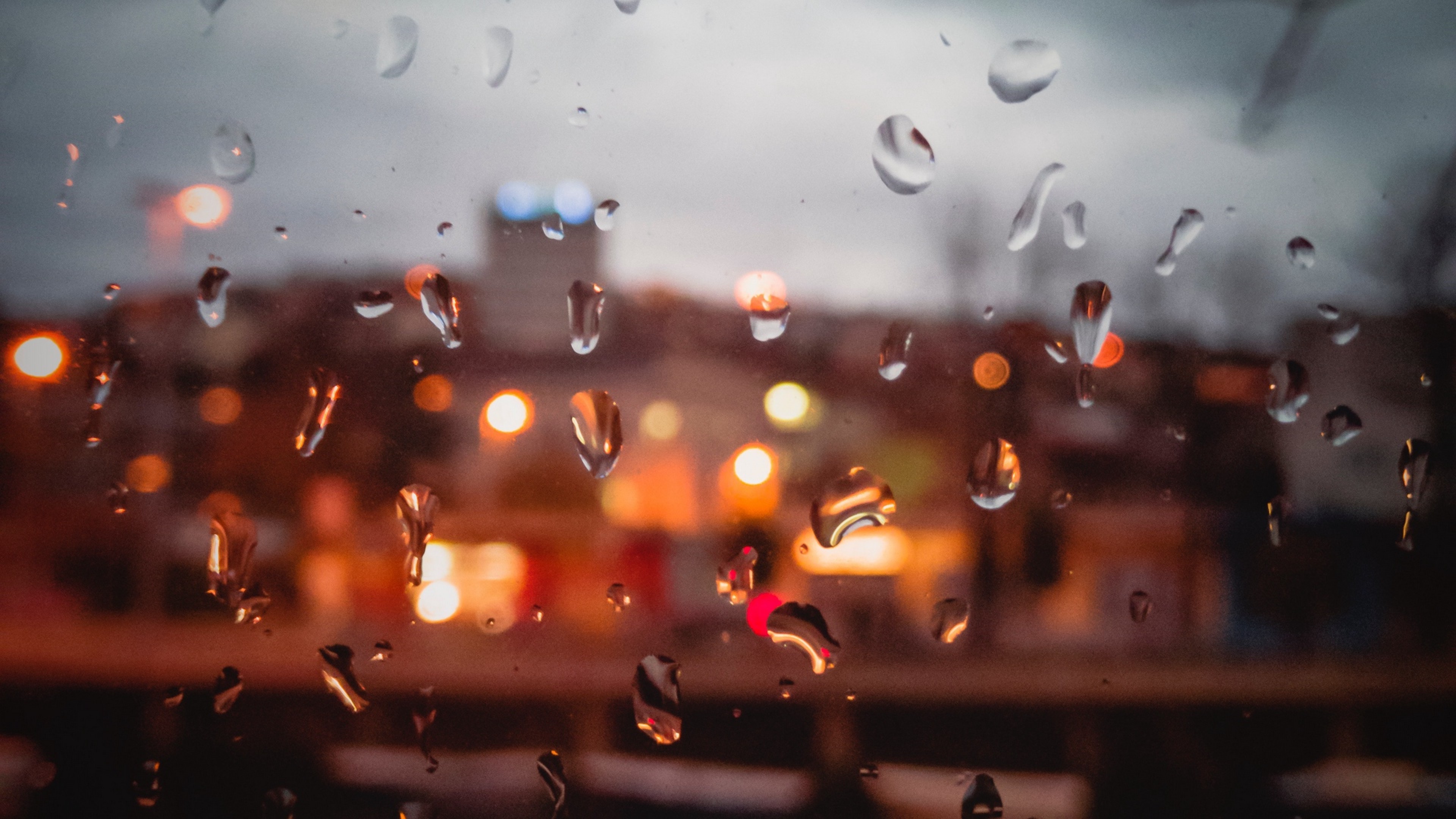 Вечер 2 капли. Капли на стекле. Капли дождя. Дождь за окном. Капли дождя на стекле.