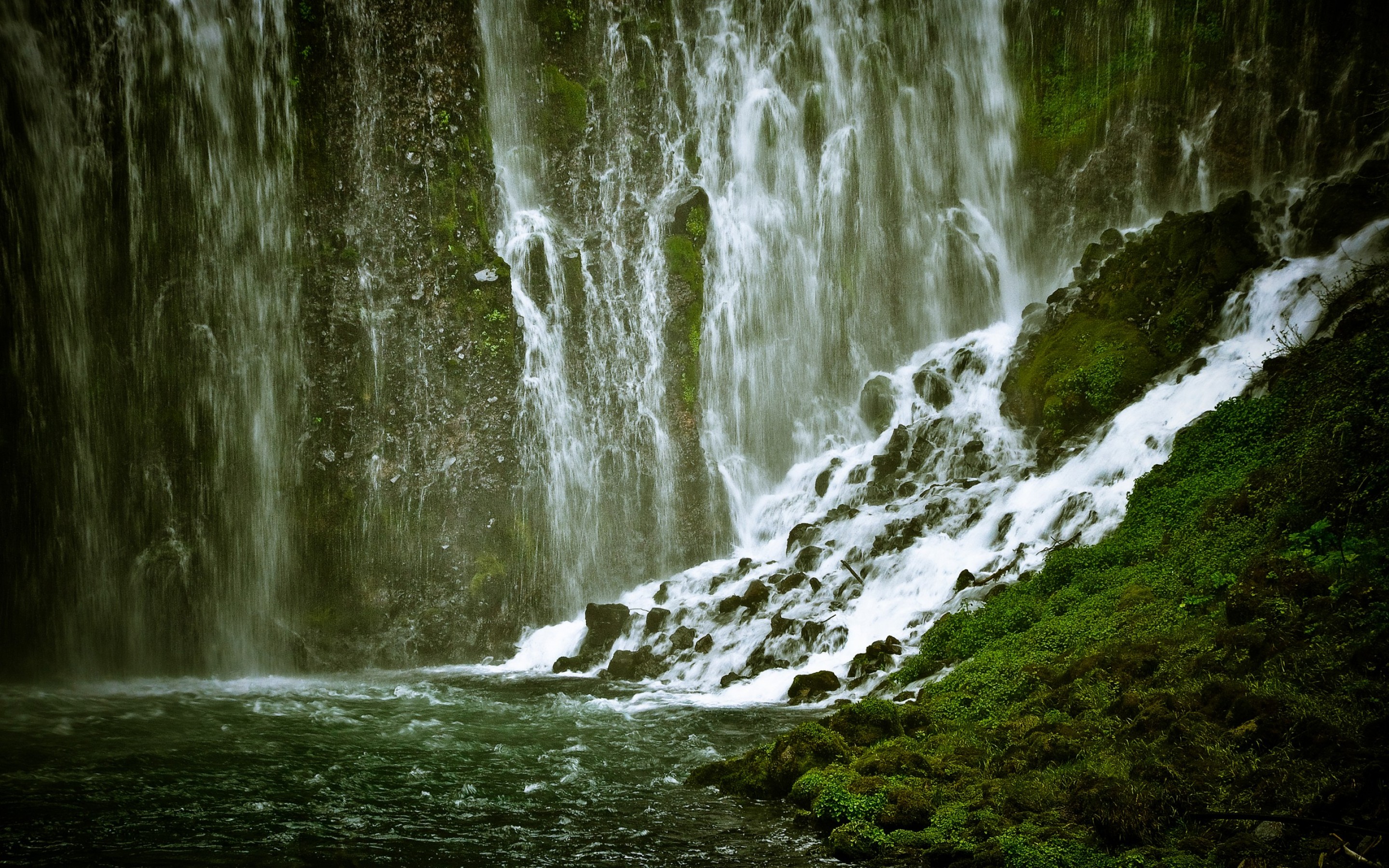 Потоки с гор воды. Водопад слезы Лауры. Зеленый водопад. Вода в природе. Водопад на рабочий стол.