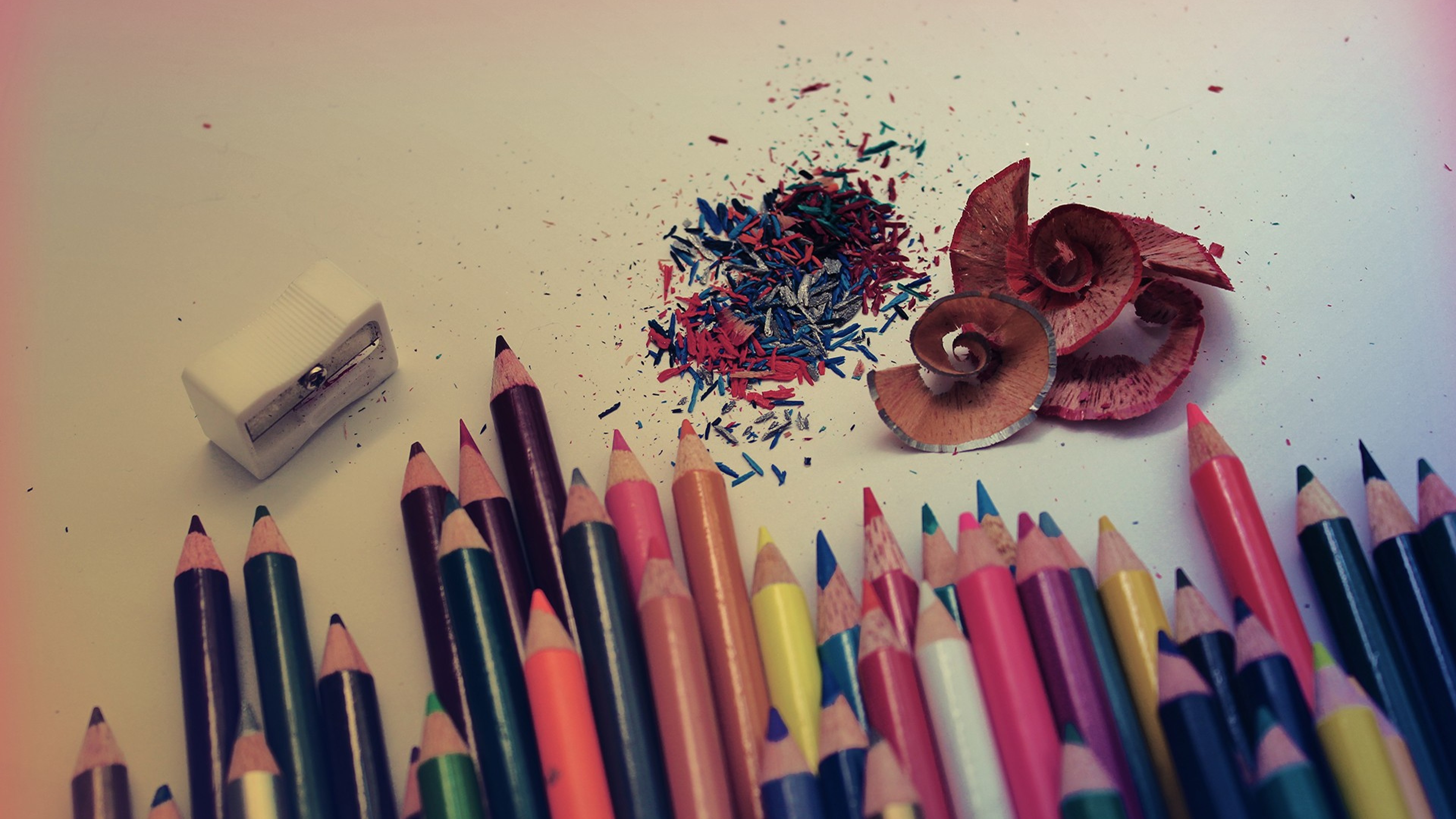 Простой карандаш художников. Цветные карандаши разбросаны. Карандаши цветные. Красивые карандаши. Иллюстрации карандашом.