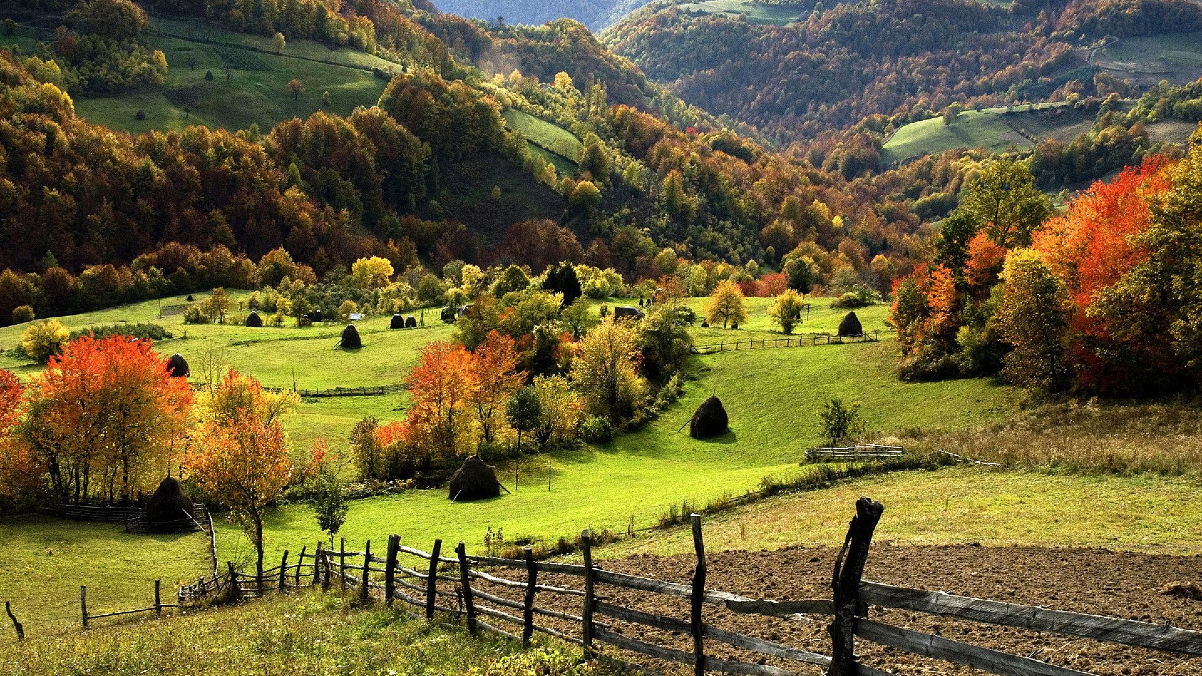 The countryside is beautiful. Осеньгорыдеревня Англия. Пейзаж. Осенний пейзаж. Осень в деревне.