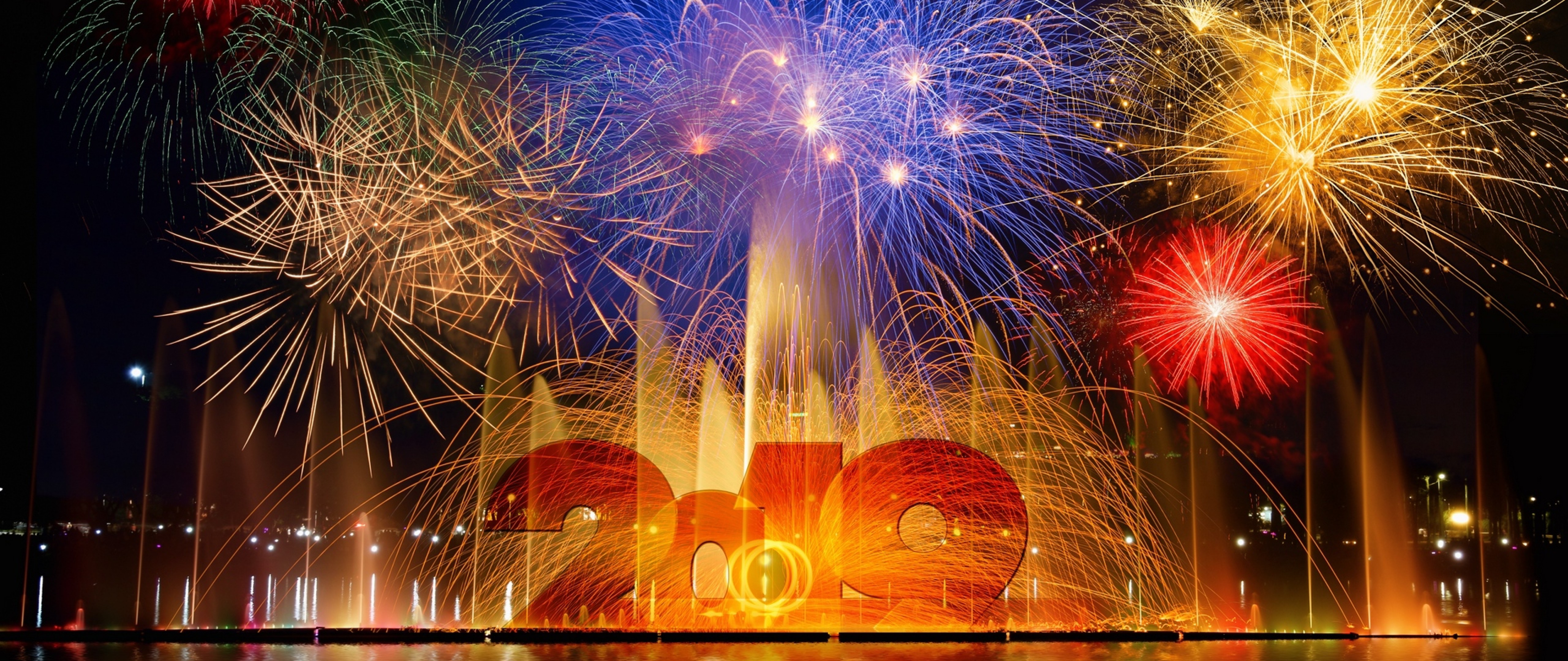Fireworks during New Year's Eve HD Wallpaper 4K Ultra HD Wide TV - HD  Wallpaper 