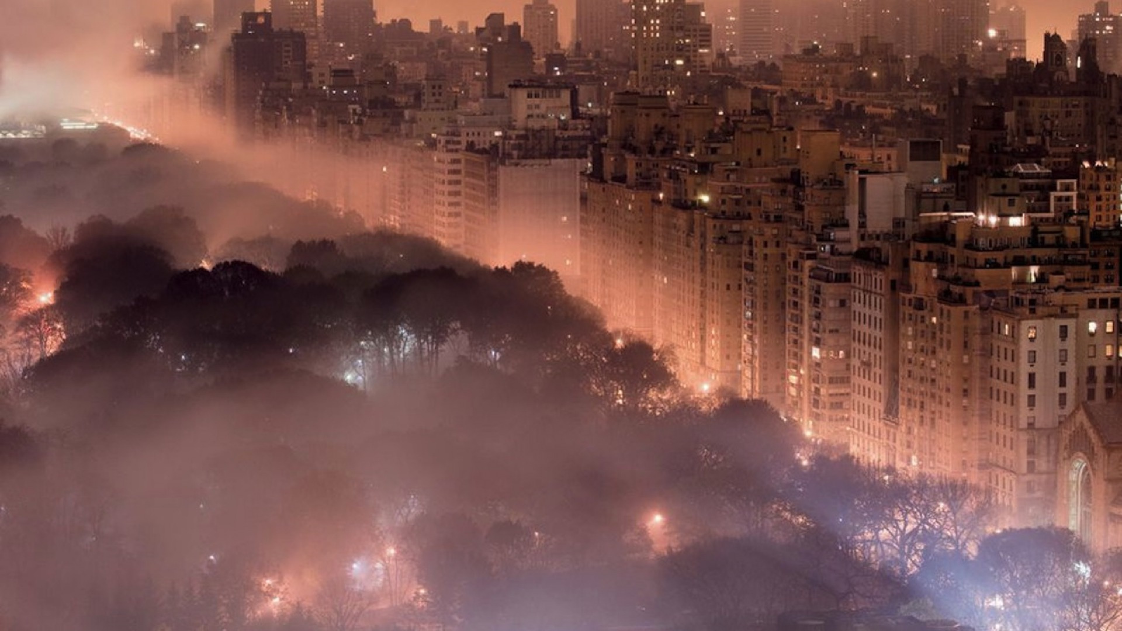 Свет над городом. Туманный Нью Йорк. Город в тумане. Город в дыму. Атмосферный город.