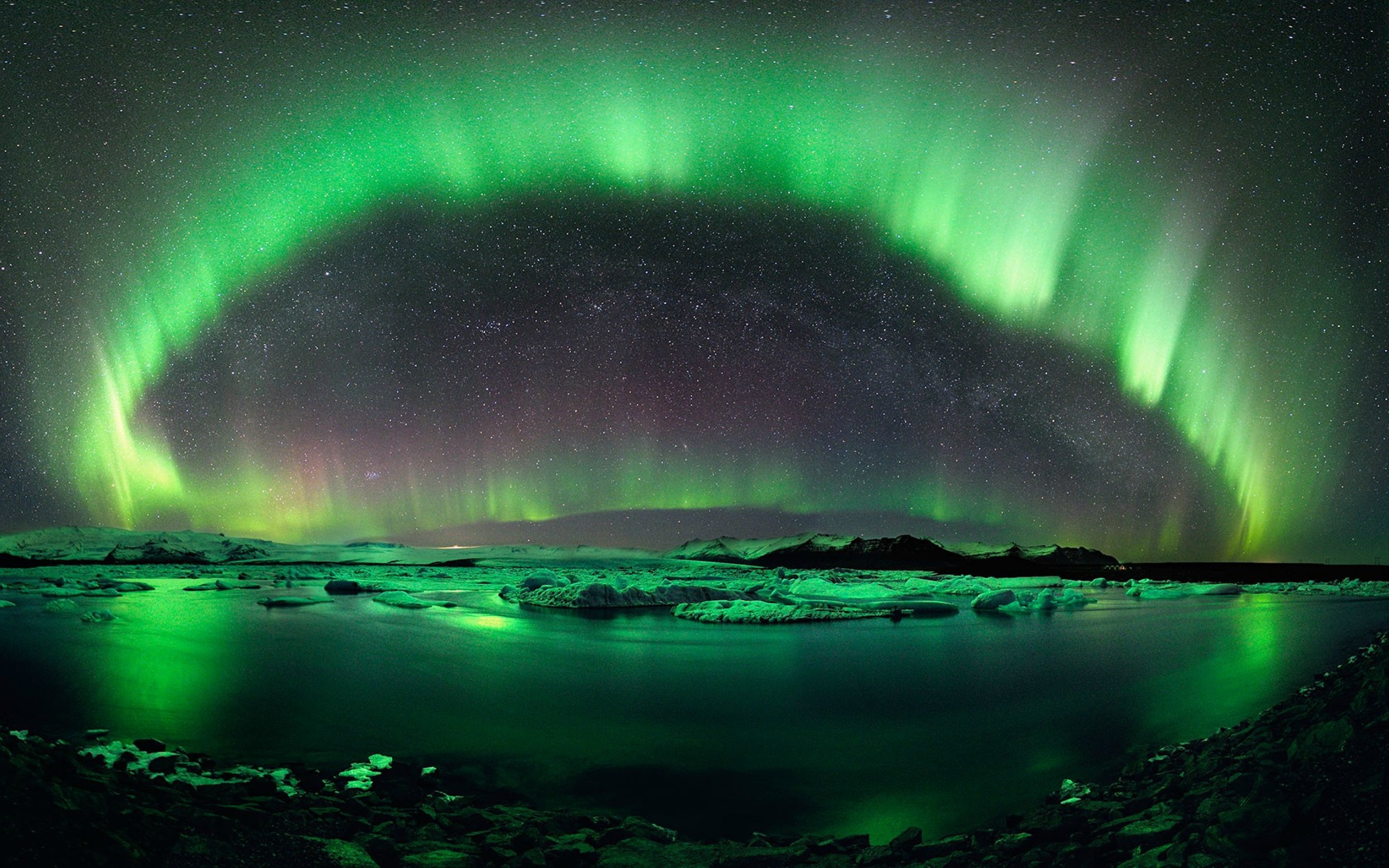 Явления природы ночью. Aurora Borealis Северное сияние. Северное сияние Кольский полуостров. Aurora Borealis Исландия. Северное сияние люминесценция.