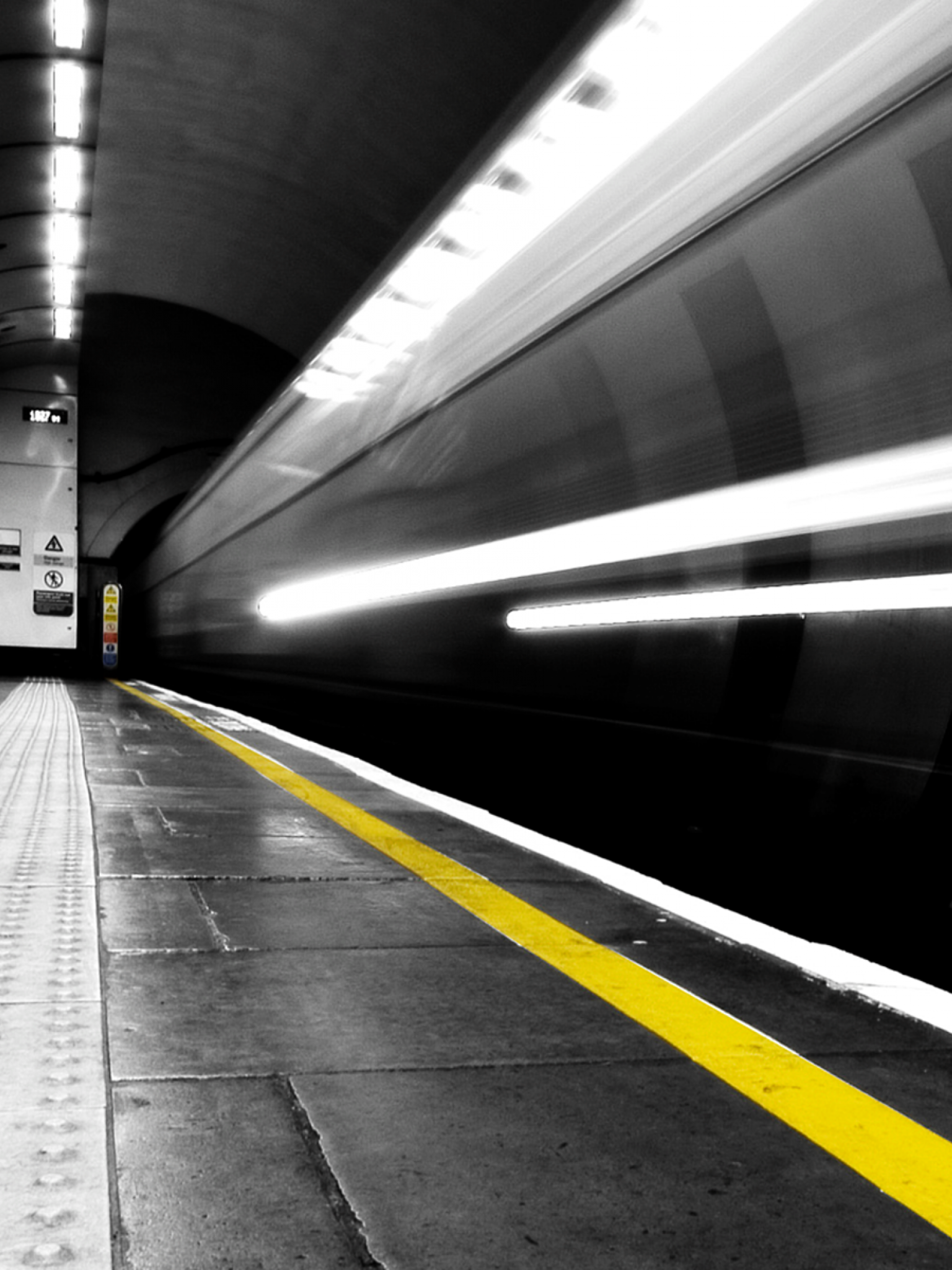 Включи станцию черную. Андеграунд. Желтая линия. Андеграунд фото. Серый фон метро.