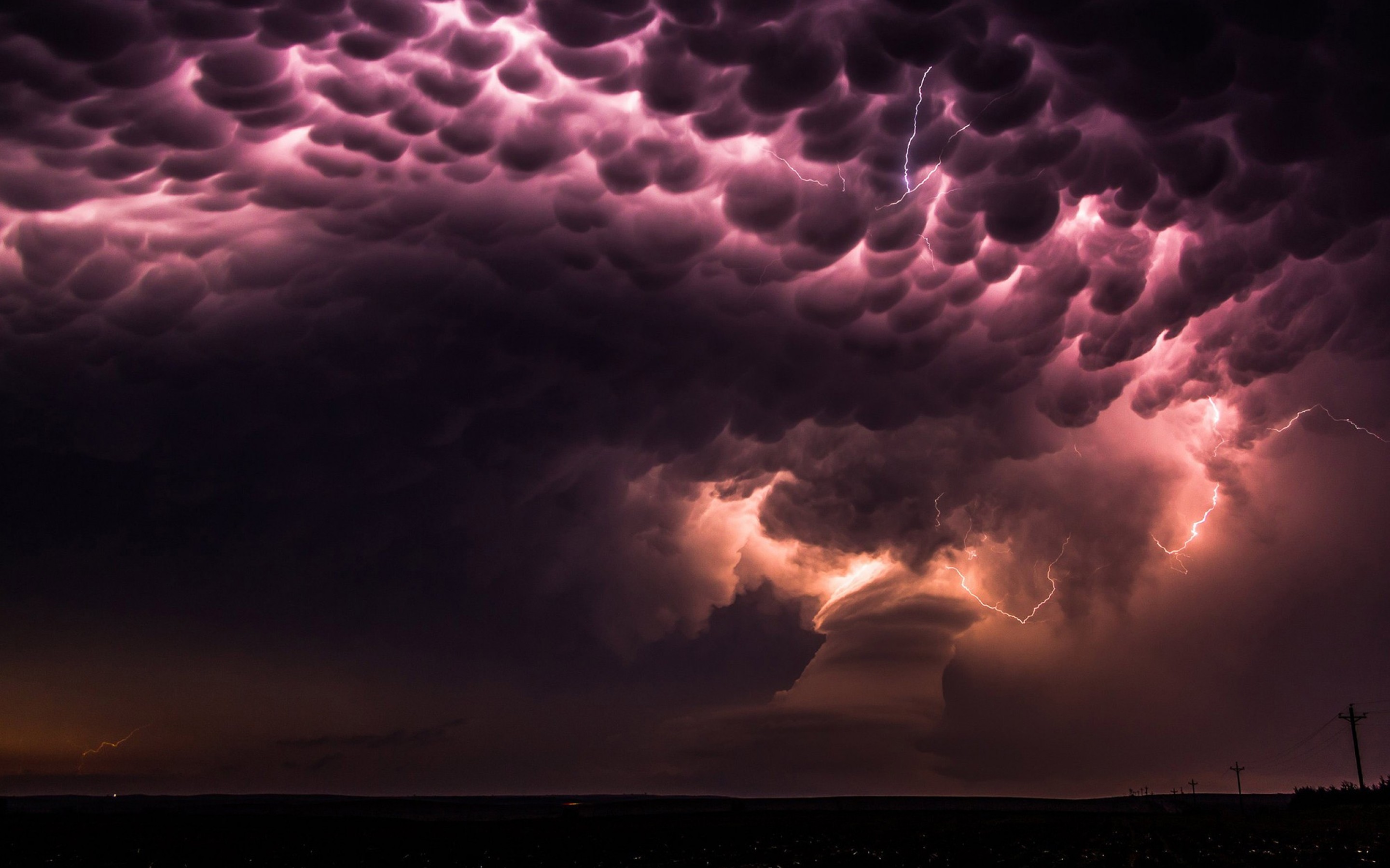 Самое темное облако. Торнадо Небраска США шторм тучи молнии. Многоячейковые кластерные грозы. Вымеобразные облака (Mammatus cloud). Вымеобразные трубчатые облака.