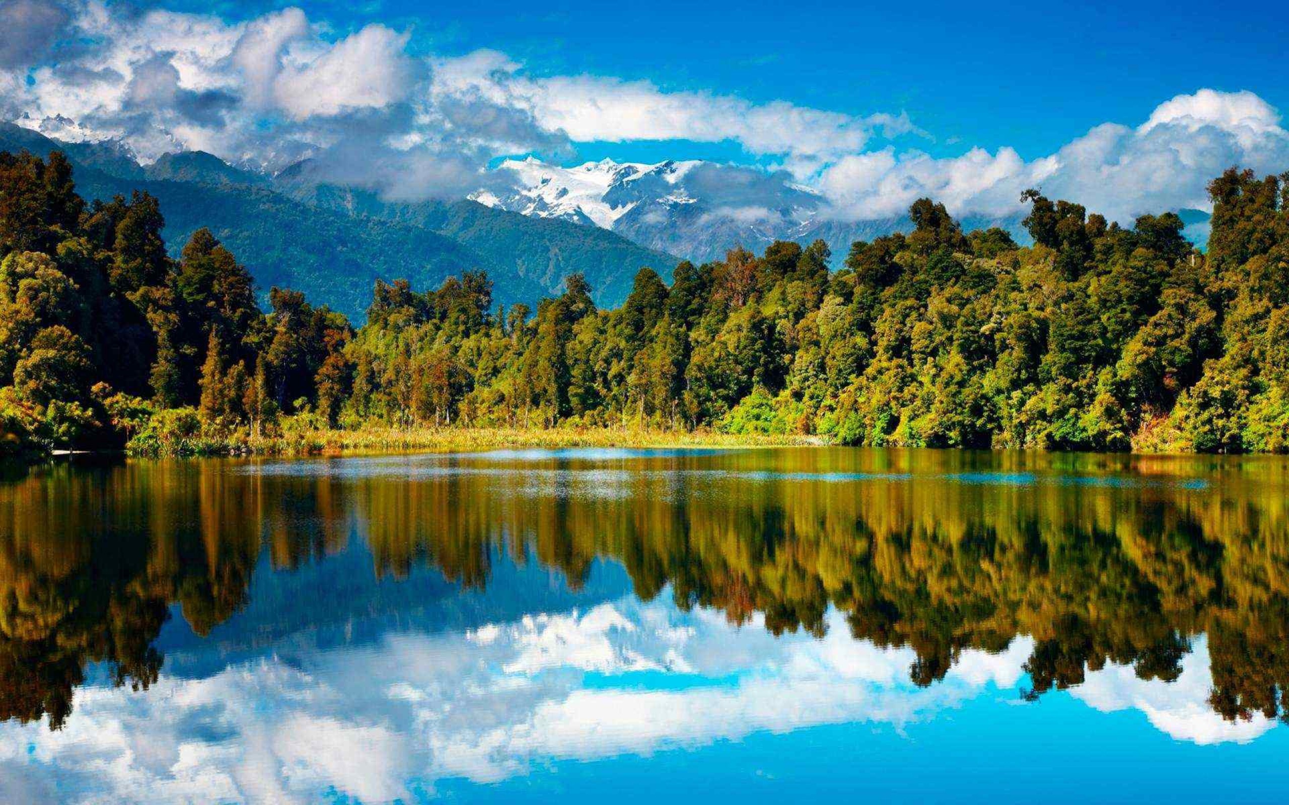 Картинка на обои высокого качества. Озеро Хавеа новая Зеландия. Природа. Пейзажи новой Зеландии. Озеро в лесу.