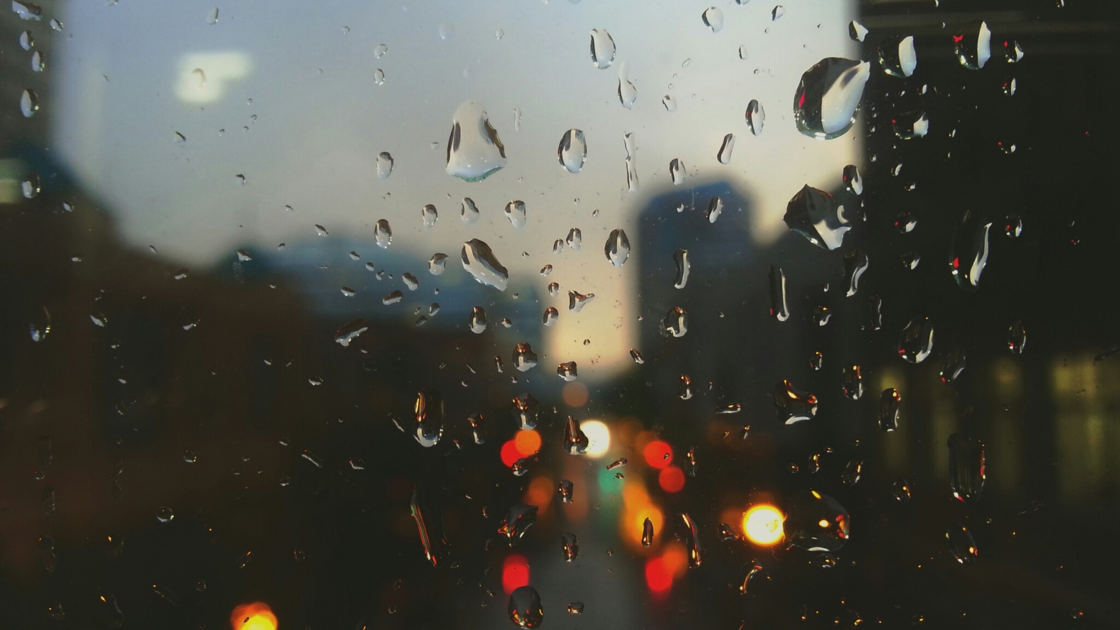 Приклеенное стекло дождь