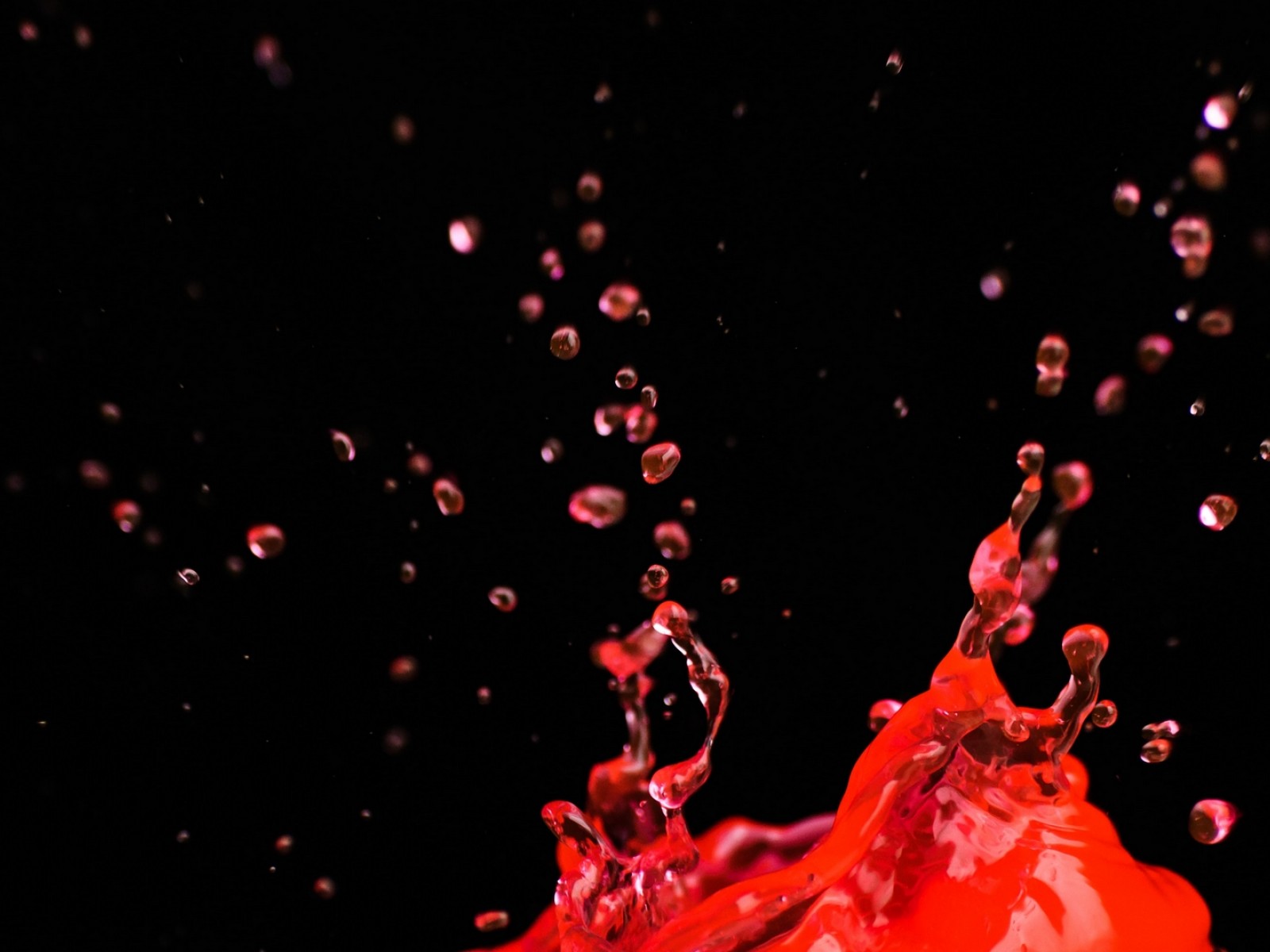 Красная вода видео. Черная краска в воде. Красная жидкость. Чернила в воде.