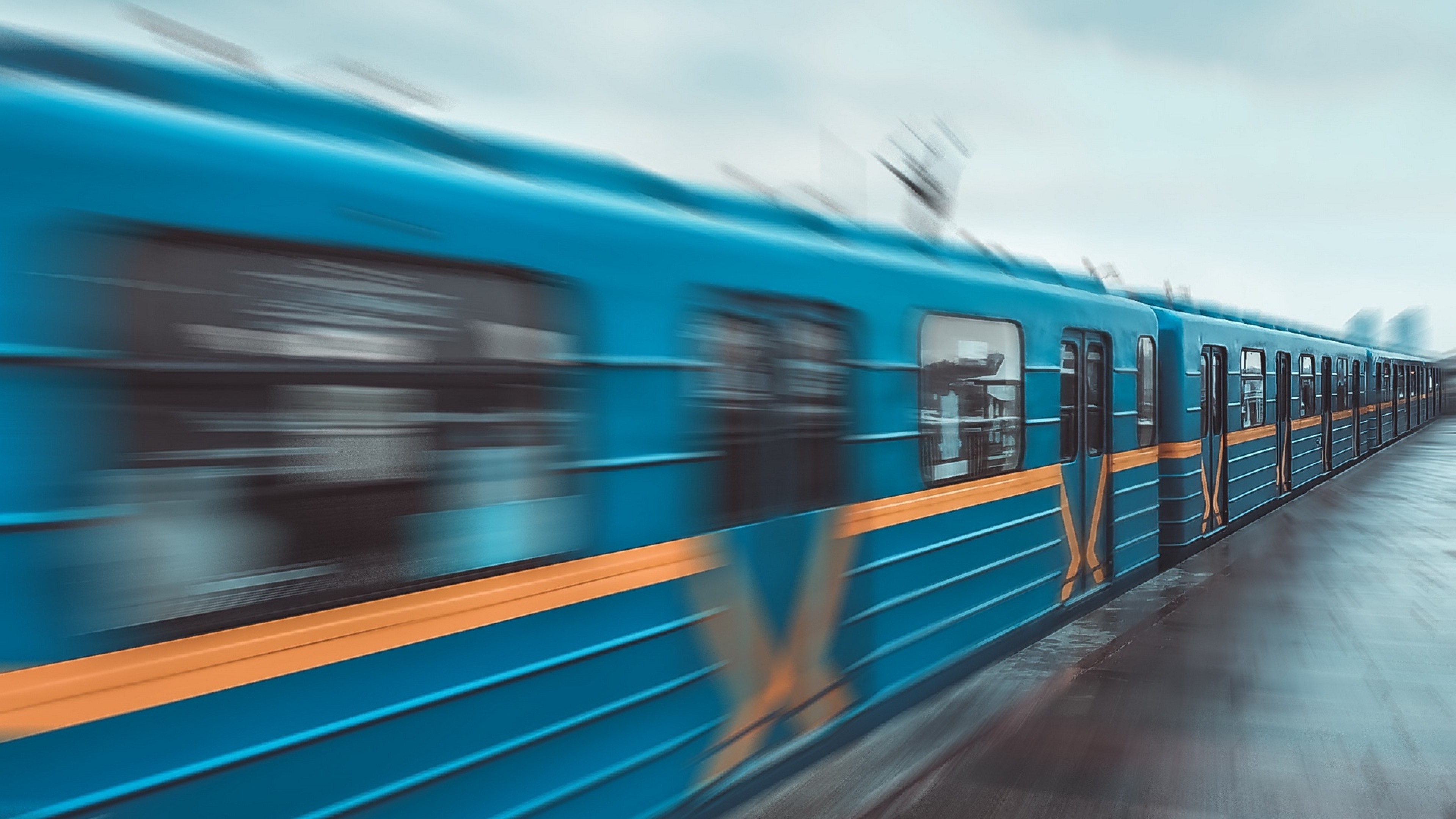 Скорость движения поезда в метро. Поезд в движении. Поезд метро. Вагон метро. Синий поезд.