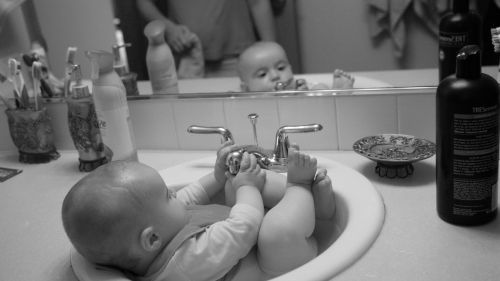Baby on the sink HD Wallpaper