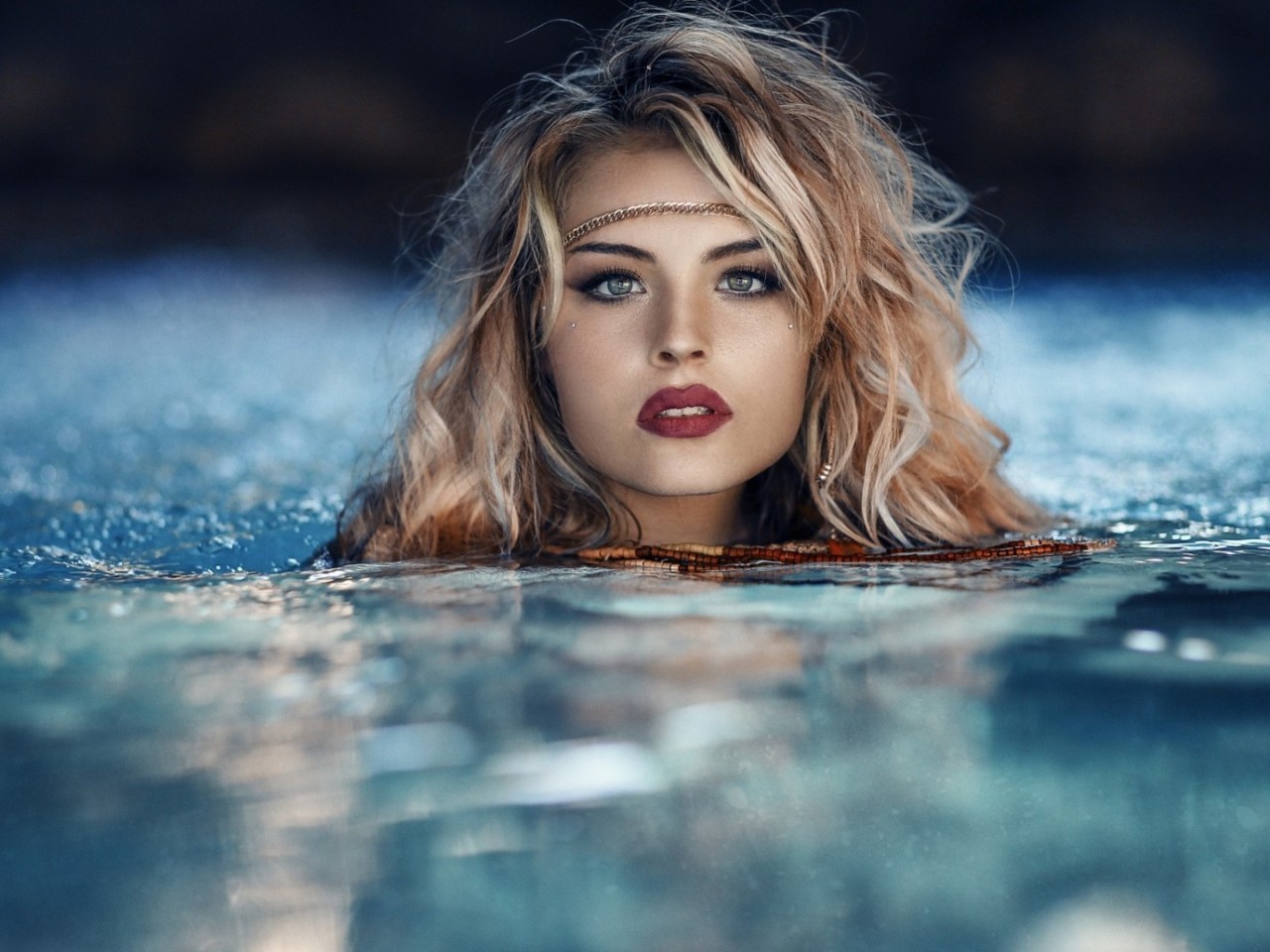 Beautiful blonde inside water HD Wallpaper