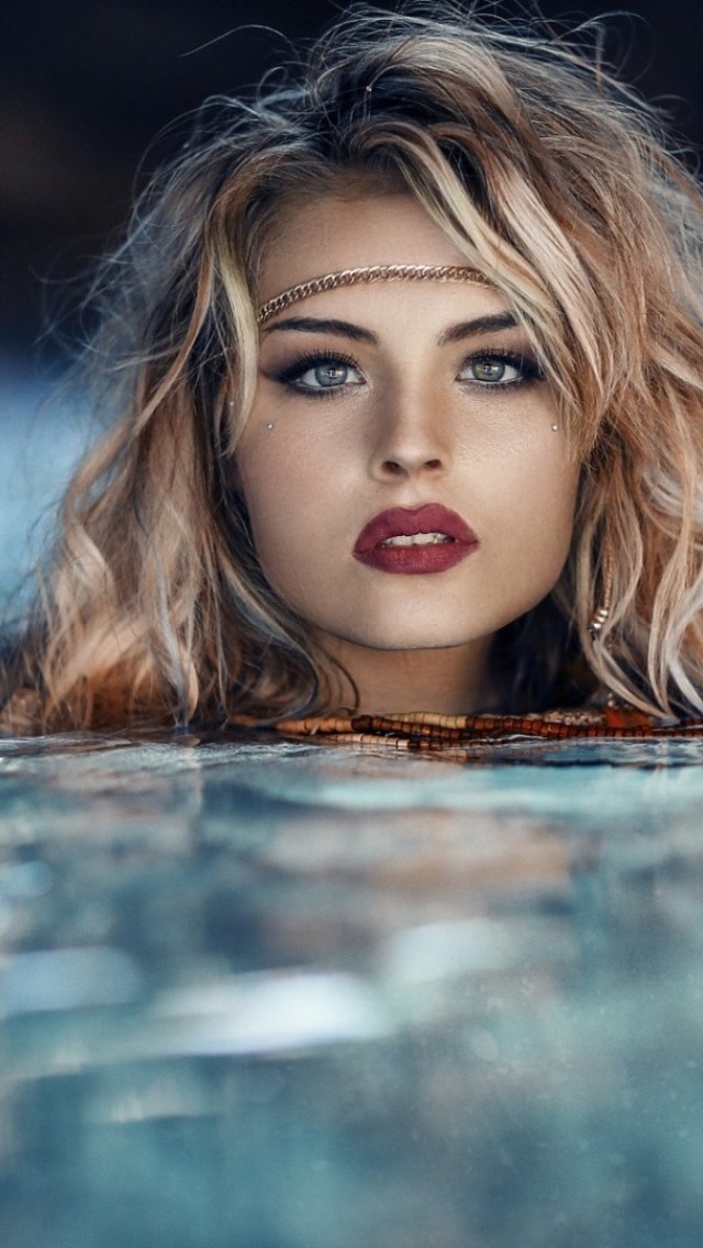 Beautiful blonde inside water HD Wallpaper