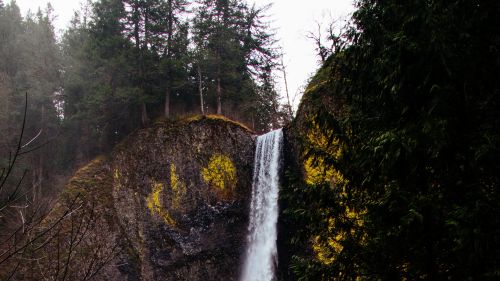 Beautiful cliff waterfall HD Wallpaper
