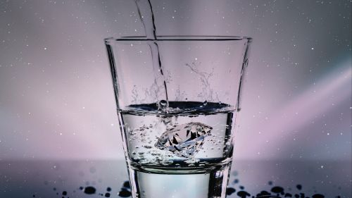 Diamond inside a glass of water HD Wallpaper