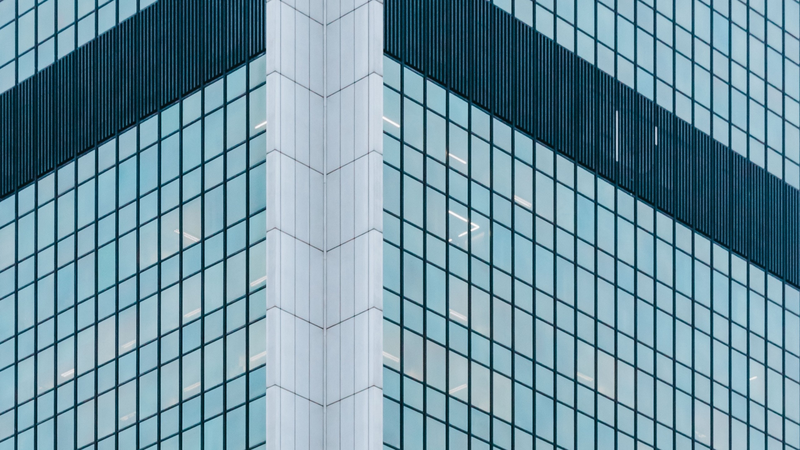 Facade of a glassy building HD Wallpaper