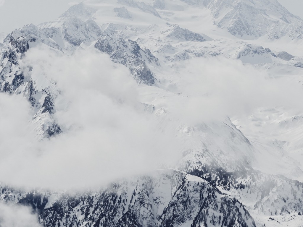 Foggy mountain peaks HD Wallpaper