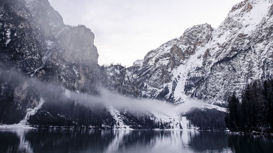 Frozen lake surrounded by mountains HD Wallpaper