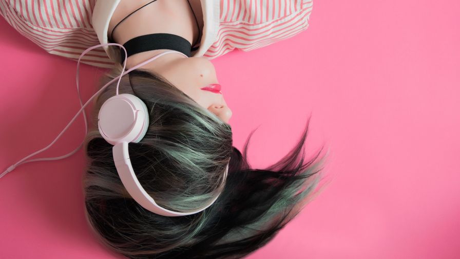 Girl listening to music HD Wallpaper