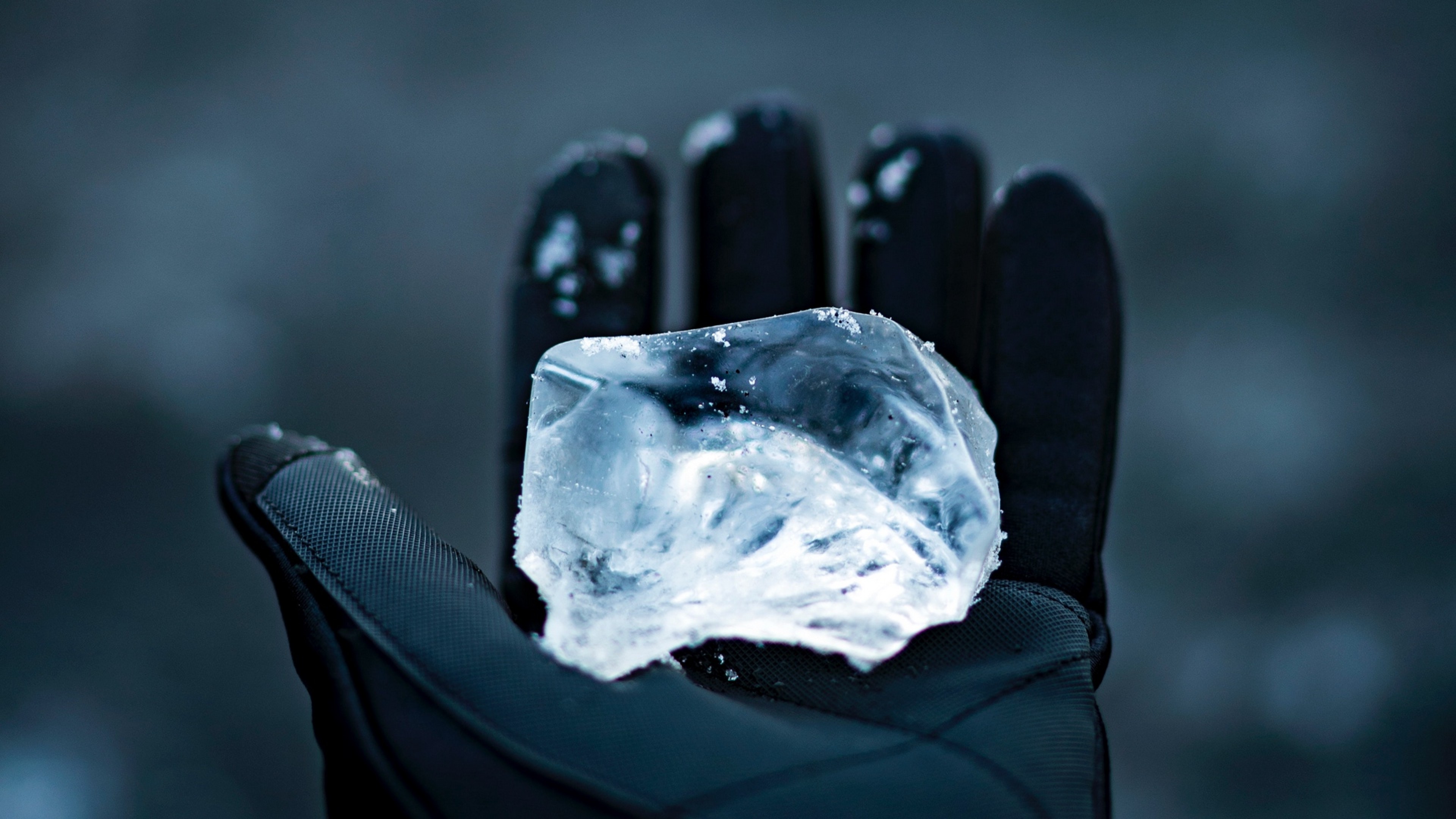 Лед разбивается. Руки во льду. В руках тающий лед. Лед Эстетика. Кусок льда в руках.