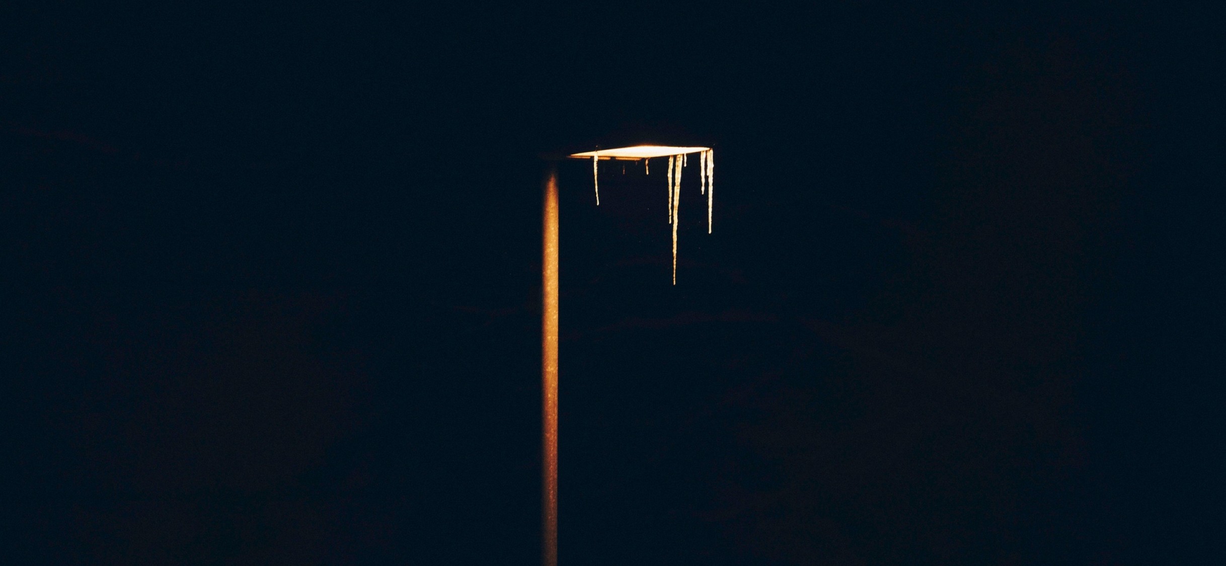 Lantern pillar at dark HD Wallpaper
