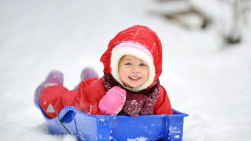 Little Girl in the snow HD Wallpaper