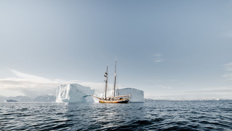 Ship passing through iceberg HD Wallpaper