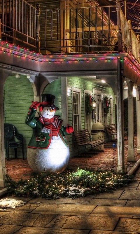 Snowman outside a house HD Wallpaper