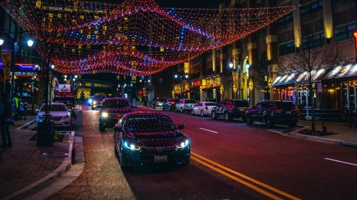 Street illumination on car hood HD Wallpaper